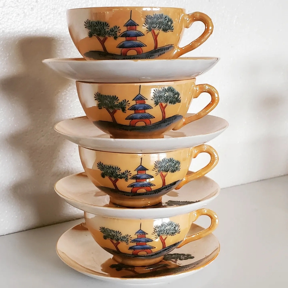 🔥 SOLD Set of 4 very small & dainty porcelain tea cups with saucers